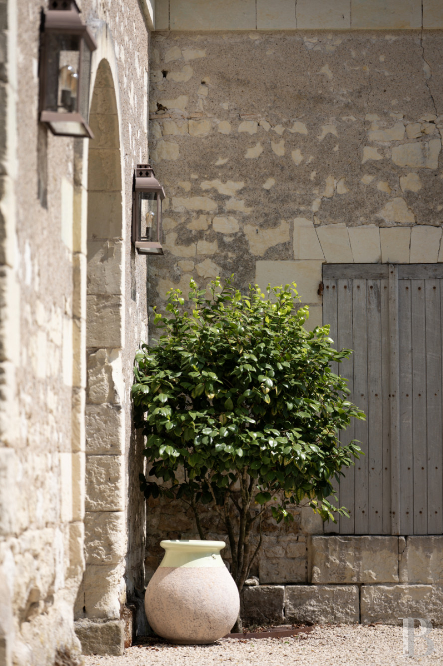 En Indre-et-Loire, entre Bourgueil et Langeais, une maison de village des 16e et 18e siècles - photo  n°2